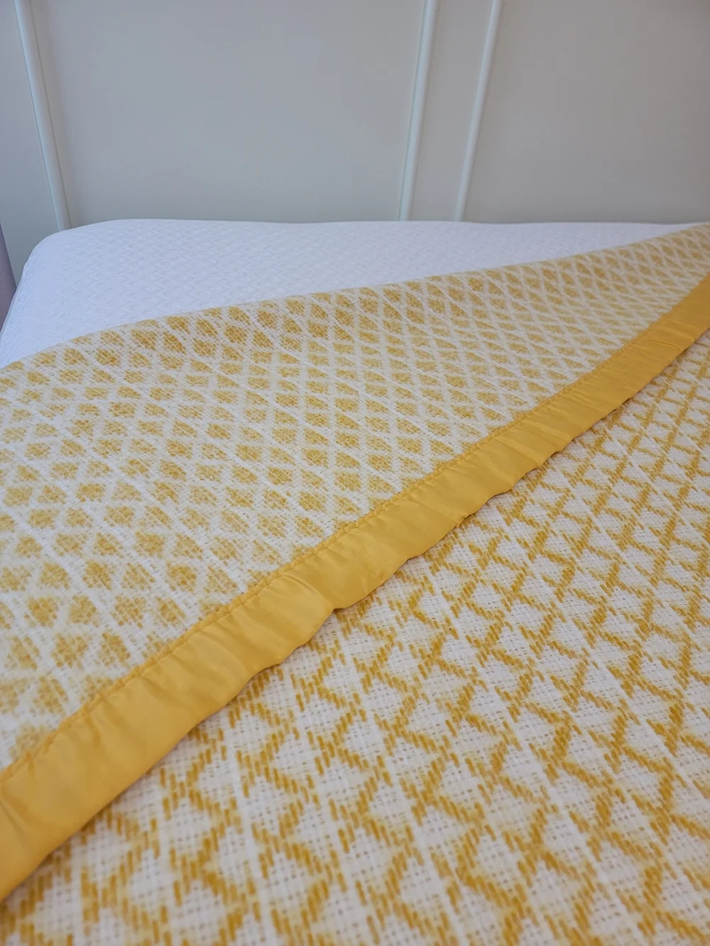 Vintage 80s 90s JC Penneys Woven Blanket Satin Trim Gold Diamond/Geometric USA